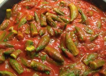 Посна бамја со доматен сос