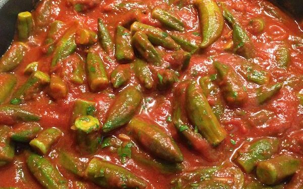 Посна бамја со доматен сос