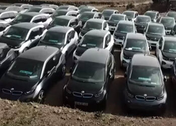 Поле со напуштени електкрични BMWa автомобили – фирмата банкротирала