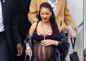 Ријана во долна облека на Недела на модата во Париз