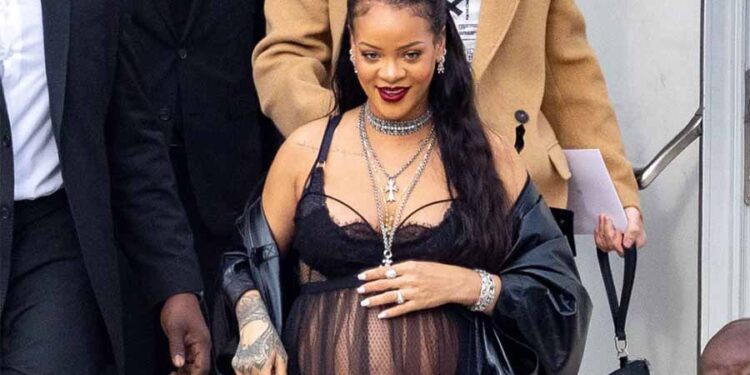 Ријана во долна облека на Недела на модата во Париз