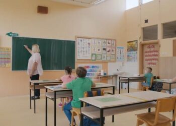 Маските на учениците заглавија во процедурата