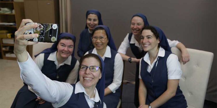 Религиозни инфлуенсери растураат на ТикТок и Инстаграм