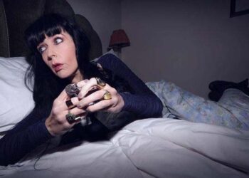 Британката омажена за дух има еден проблем – дечкото и бил во пеколот и жештината не му одговарала