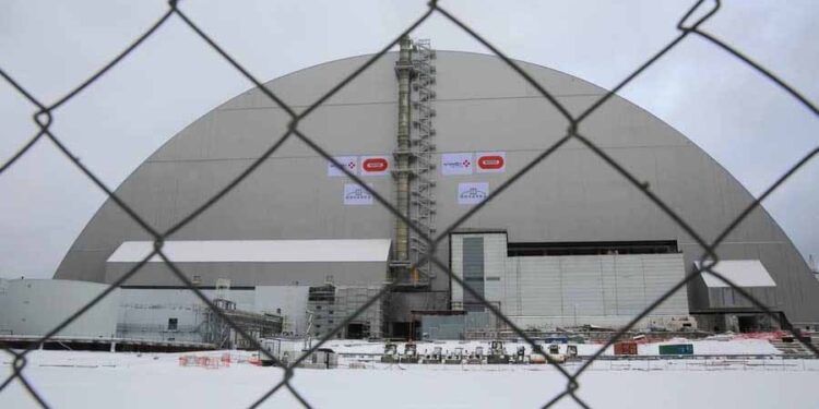 Опасно прелетување ракети над нуклеарните постројки во Украина