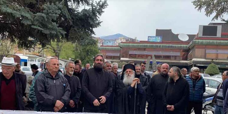 Владиката Петар меѓу демонстрантите