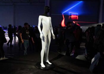 Роботот Оптимус – повеќе пријател отколку работник