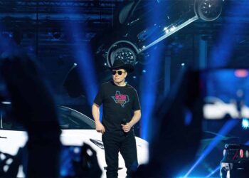 Новиот „газда“ го тресе Твитер