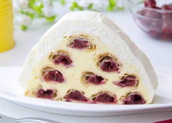 Бела пирамида со вишни