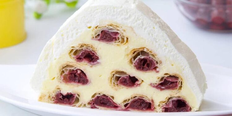 Бела пирамида со вишни