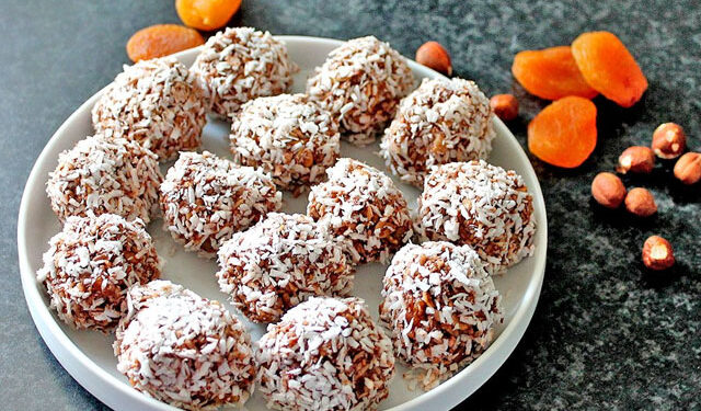 Посни бомбици со кајсии