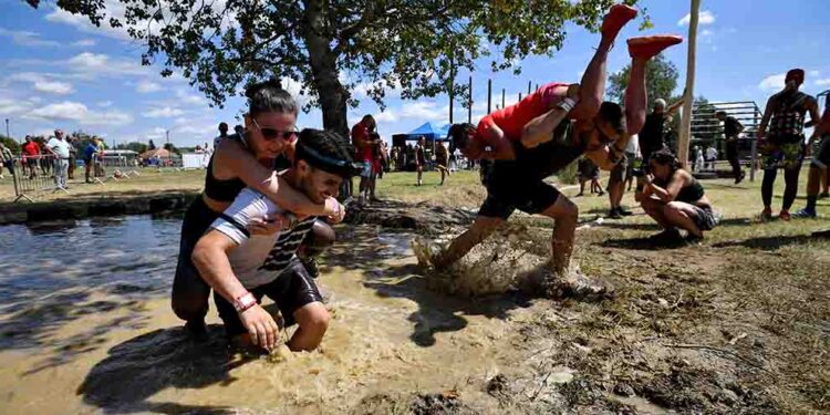 Унгарска традиционална трка – Носи ја жената на грб