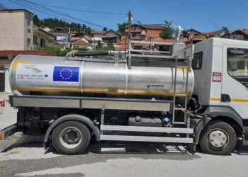 Цистерна со вода за пиење на Ширина во населба Баир