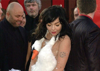 Најлош или најдобар “лебедот” на Бјорк како македонска креација влезе во историјата на црвениот килим на Оскарите