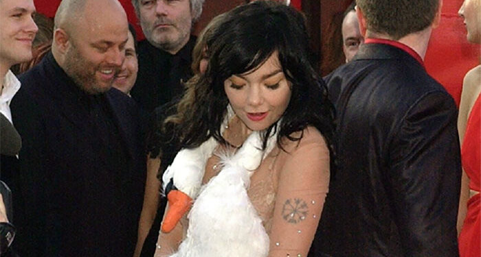 Најлош или најдобар “лебедот” на Бјорк како македонска креација влезе во историјата на црвениот килим на Оскарите