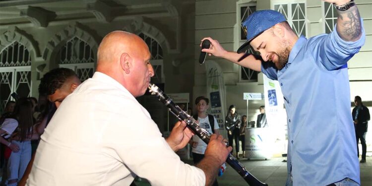 Виктор со Акиф догодина на Евровизија?