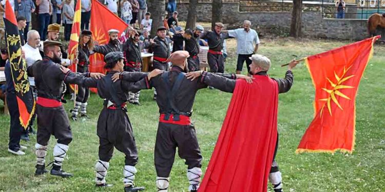 Некогаш со помени, денес со песни - но борбата за Македонија е иста (Галерија)