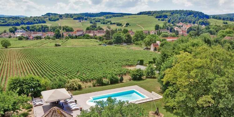 Ал открива непријавени базени во Францијa