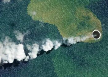 Остров се појави во Тихиот Океан по ерупцијата на подводен вулкан