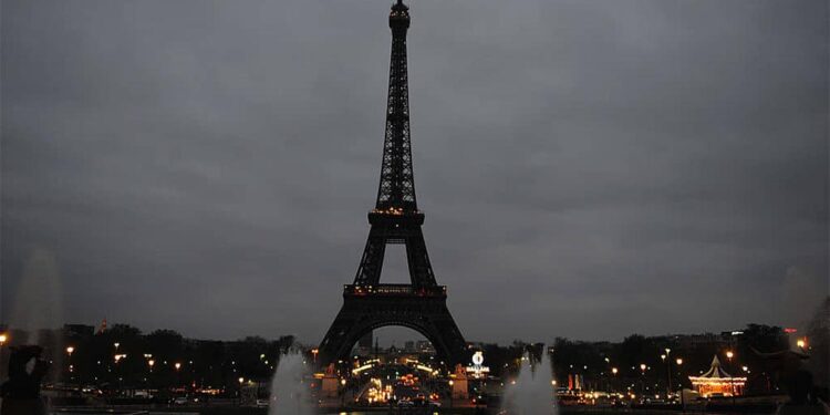 Париз штеди струја – Ајфеловата кула ќе се гасне порано