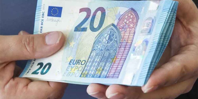 Велешанец со фалсификувани евра купувал мобилни телефони