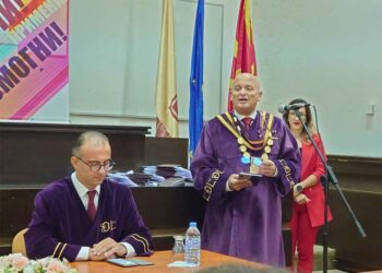 На првиот академски час покрај деканот на Правниот факултет присуствуваше и ректорот на Универзитетот (ГАЛЕРИЈА)