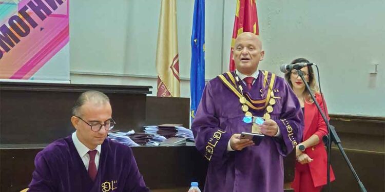 На првиот академски час покрај деканот на Правниот факултет присуствуваше и ректорот на Универзитетот (ГАЛЕРИЈА)