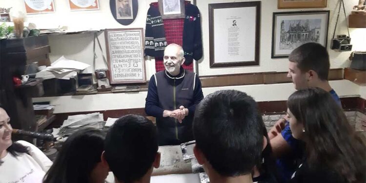 Графичарите од СОУ “Таки Даскало” печатеа на копија од древната Гутенберговата преса