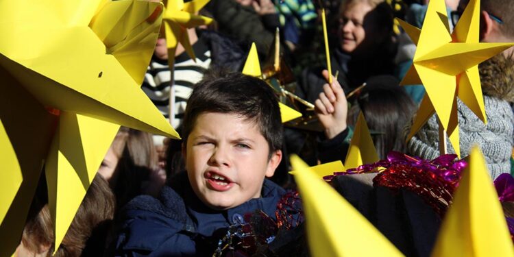 Бадник во Битола – И сонцето ги поздрави сонцињата на Широк Сокак (ГАЛЕРИЈА)