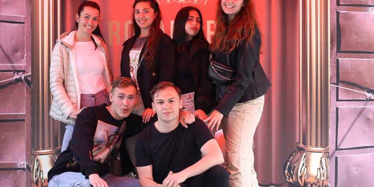 Матури се ближат – Сефте сликање со ветераните од ROYAL PROM на Широк Сокак (ГАЛЕРИЈА)