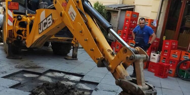 ЗАПОЧНА РЕКОНСТРУКЦИЈАТА НА ВОДОВОДНАТА МРЕЖА НА УЛИЦАТА „МАРКС И ЕНГЕЛС“ ВО БИТОЛА